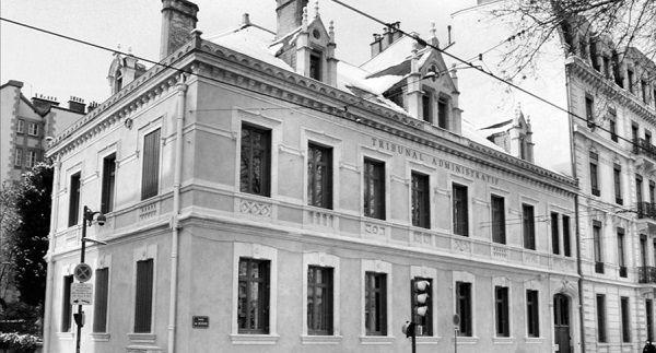 Bâtiment du tribunal administratif de Grenoble en noir et blanc