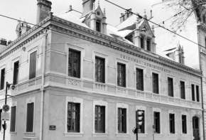 Bâtiment du tribunal administratif de Grenoble en noir et blanc